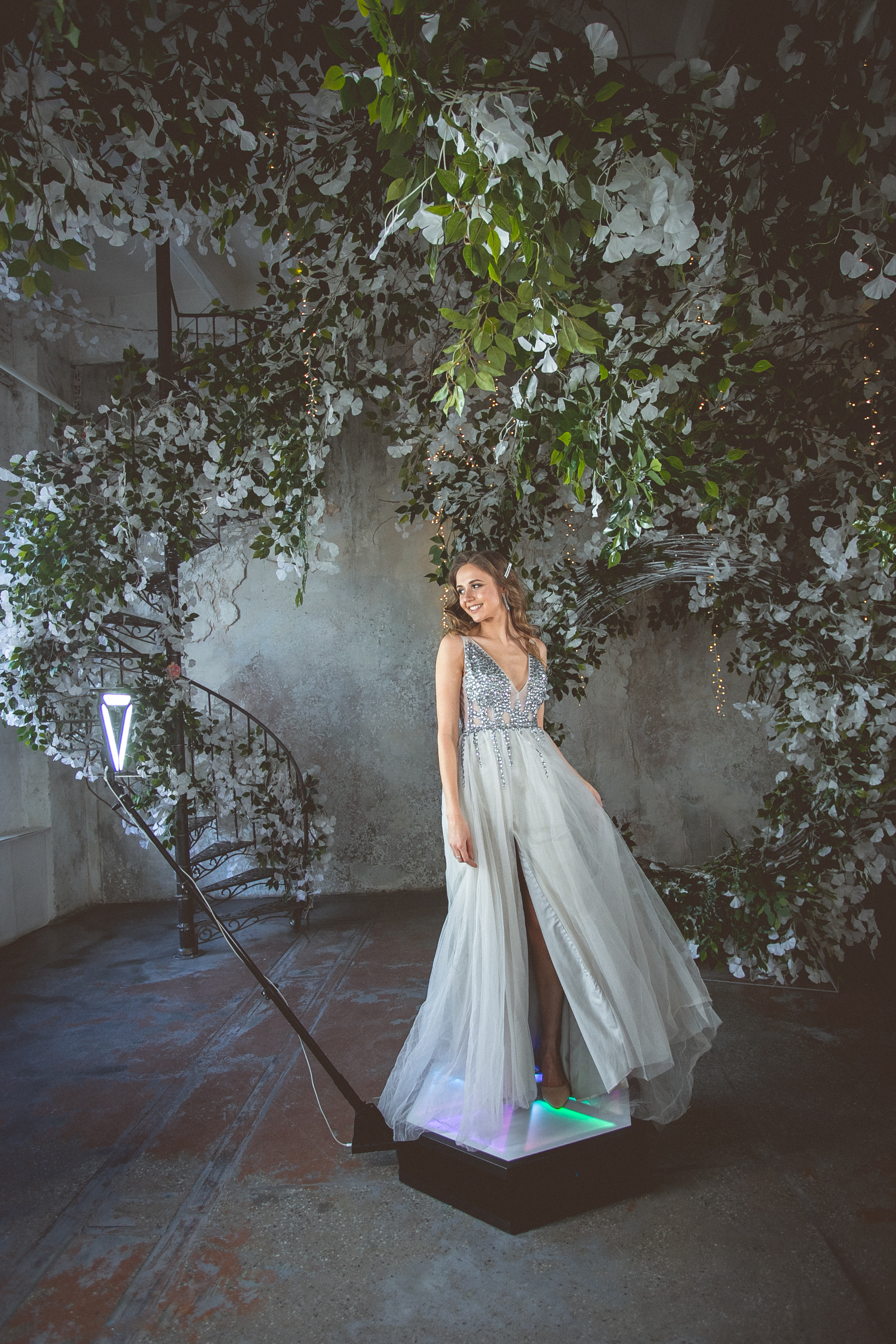 360 photo booth with elegant floral setup